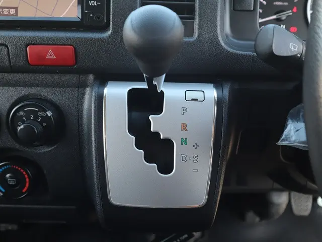 トヨタ ハイエースバン 3BF-TRH200V(2WD)の写真38