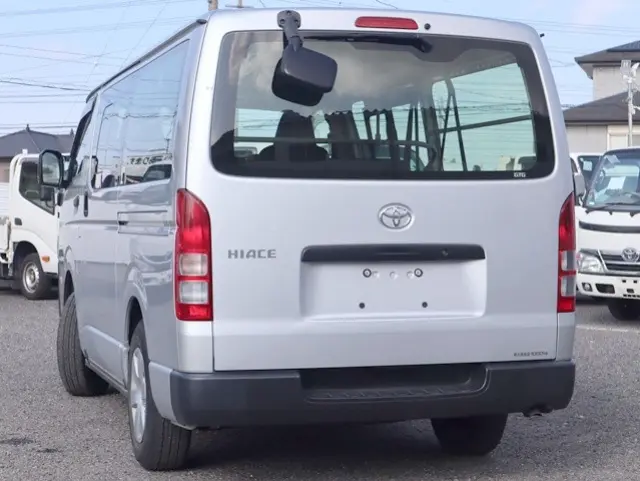 トヨタ ハイエースバン QDF-GDH206V(4WD)の写真2
