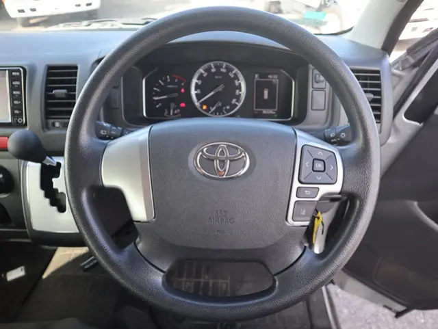 トヨタ ハイエースバン QDF-GDH206V(4WD)の写真4