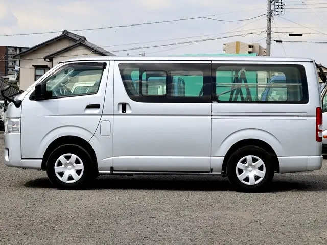トヨタ ハイエースバン QDF-GDH206V(4WD)の写真9