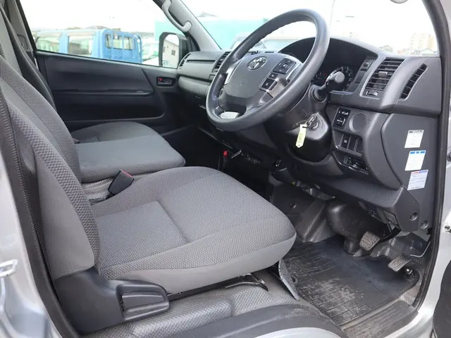 トヨタ ハイエースバン QDF-GDH206V(4WD)の写真30
