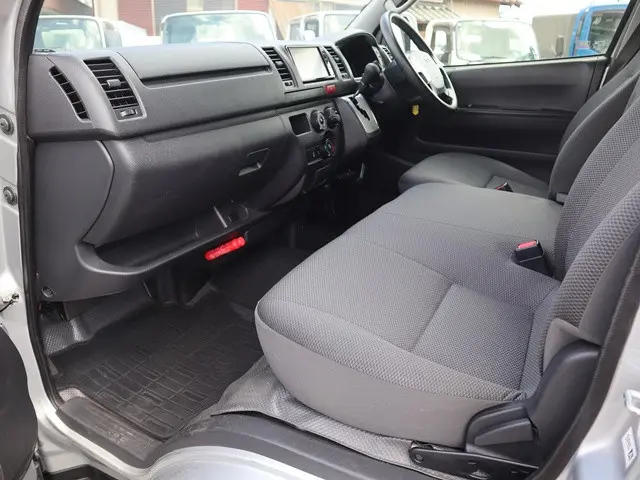 トヨタ ハイエースバン QDF-GDH206V(4WD)の写真32