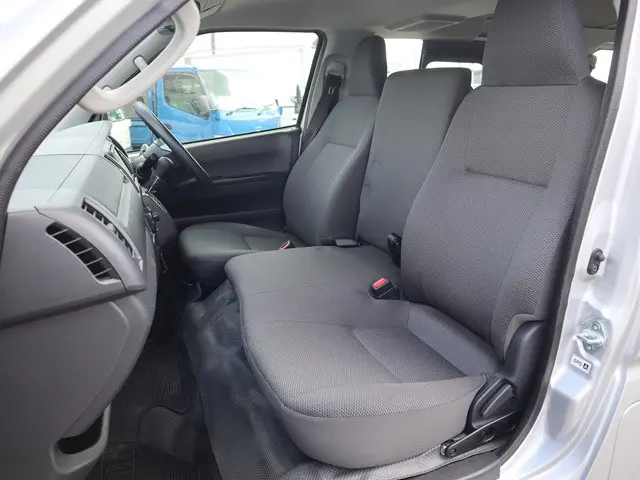 トヨタ ハイエースバン QDF-GDH206V(4WD)の写真33