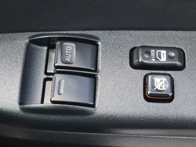 トヨタ ハイエースバン QDF-GDH206V(4WD)の写真39