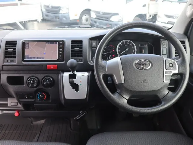 トヨタ ハイエースバン QDF-GDH206V(4WD)の写真40