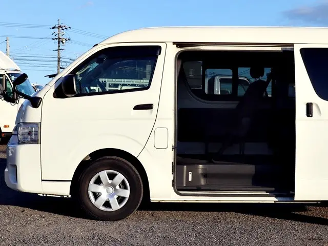 トヨタ ハイエース 3BA-TRH214W(2WD)の写真10