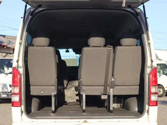 トヨタ ハイエース 3BA-TRH214W(2WD)の写真12