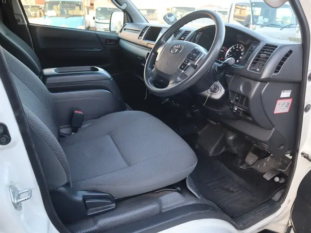 トヨタ ハイエース 3BA-TRH214W(2WD)の写真30