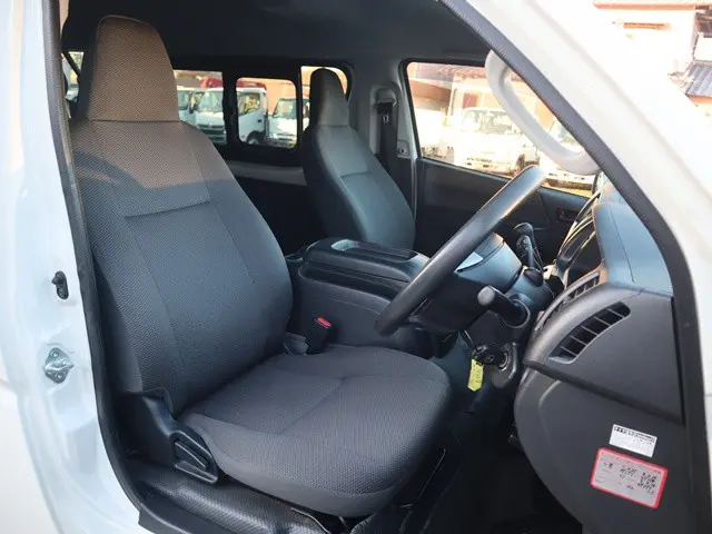 トヨタ ハイエース 3BA-TRH214W(2WD)の写真31