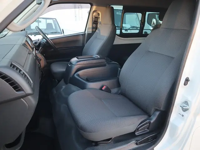 トヨタ ハイエース 3BA-TRH214W(2WD)の写真33