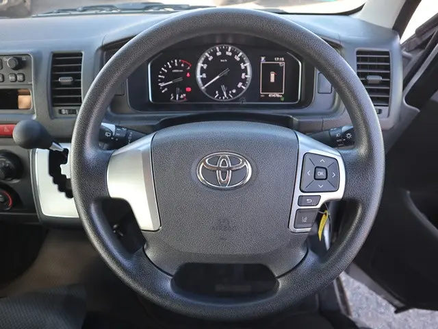 トヨタ ハイエース 3BA-TRH214W(2WD)の写真4