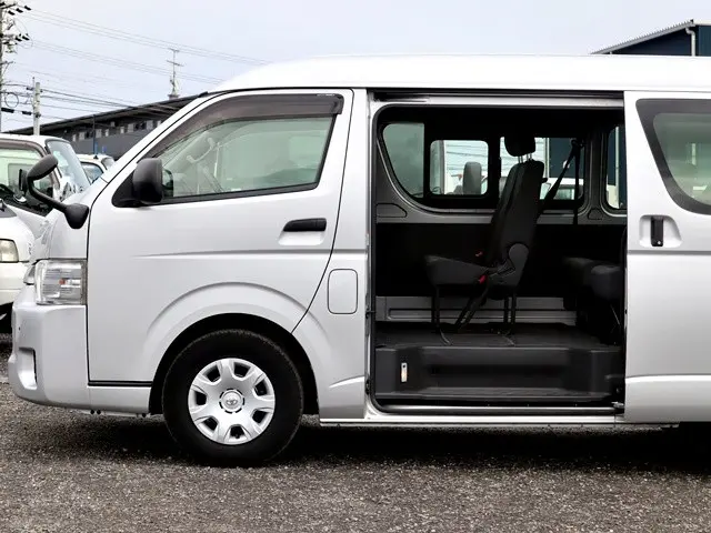 トヨタ ハイエース 3BA-TRH214W(2WD)の写真10