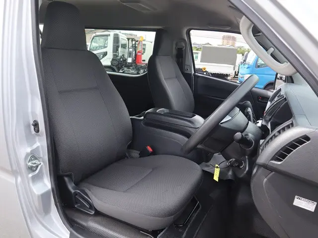トヨタ ハイエース 3BA-TRH214W(2WD)の写真31