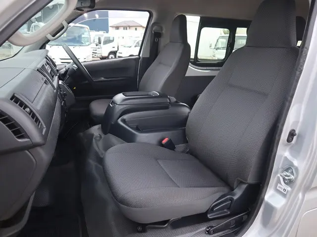 トヨタ ハイエース 3BA-TRH214W(2WD)の写真33