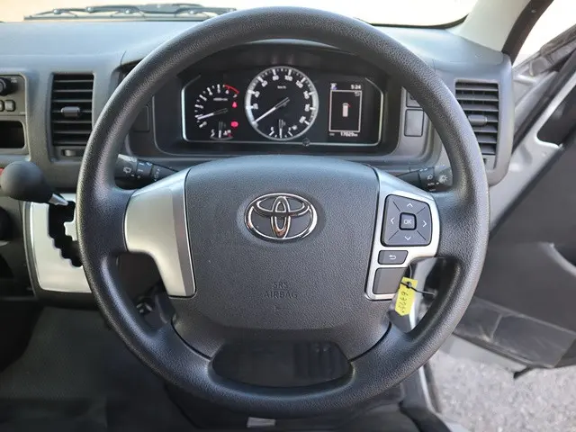トヨタ ハイエース 3BA-TRH214W(2WD)の写真4