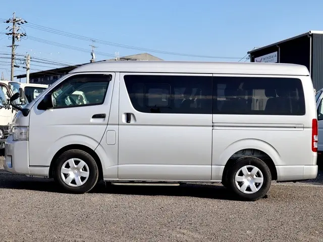 トヨタ ハイエース 3BA-TRH214W(2WD)の写真9