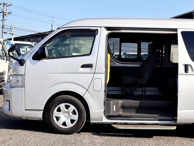 トヨタ ハイエース 3BA-TRH214W(2WD)の写真10