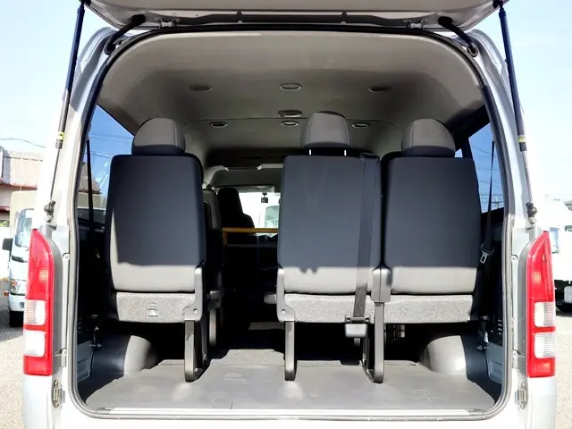 トヨタ ハイエース 3BA-TRH214W(2WD)の写真12