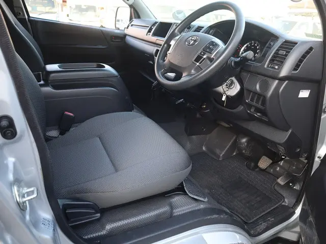 トヨタ ハイエース 3BA-TRH214W(2WD)の写真31