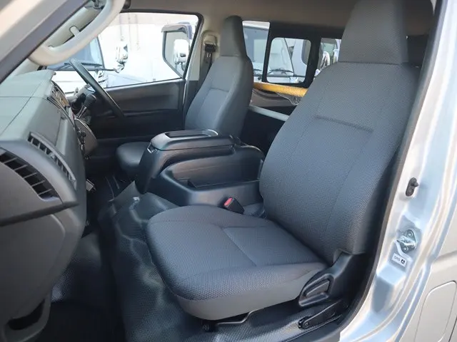 トヨタ ハイエース 3BA-TRH214W(2WD)の写真34