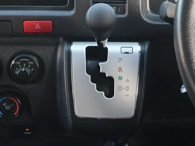 トヨタ ハイエース 3BA-TRH214W(2WD)の写真36