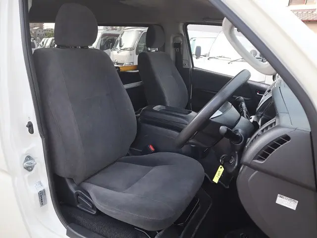 トヨタ ハイエース CBA-TRH214W(2WD)の写真36