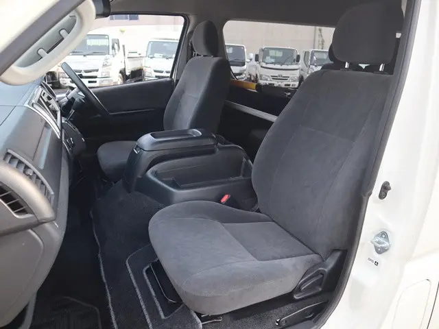 トヨタ ハイエース CBA-TRH214W(2WD)の写真38
