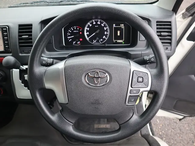 トヨタ ハイエース 3BA-TRH214W(2WD)の写真4