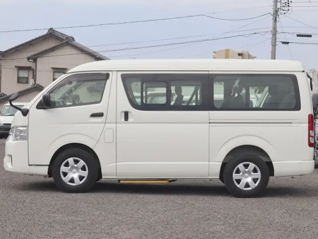 トヨタ ハイエース 3BA-TRH214W(2WD)の写真9