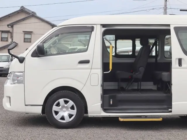 トヨタ ハイエース 3BA-TRH214W(2WD)の写真10