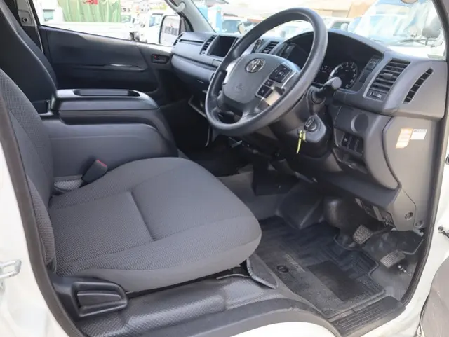 トヨタ ハイエース 3BA-TRH214W(2WD)の写真27