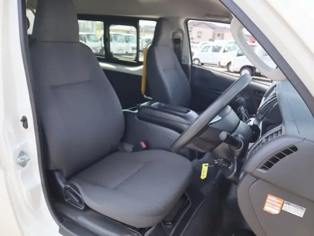 トヨタ ハイエース 3BA-TRH214W(2WD)の写真28