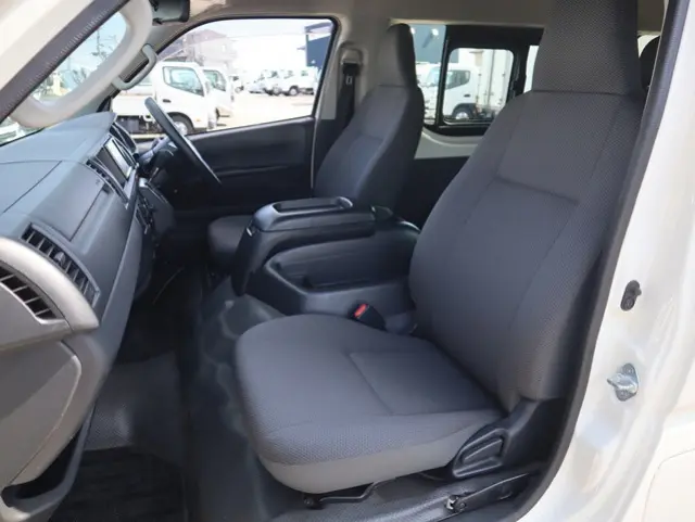 トヨタ ハイエース 3BA-TRH214W(2WD)の写真30