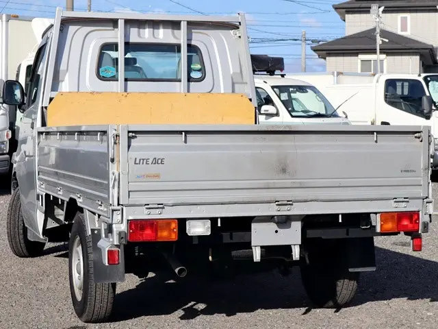 トヨタ ライトエーストラック DBF-S402U(2WD)の写真2