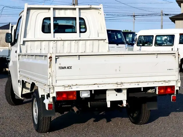トヨタ タウンエーストラック DBF-S402U(2WD)の写真2