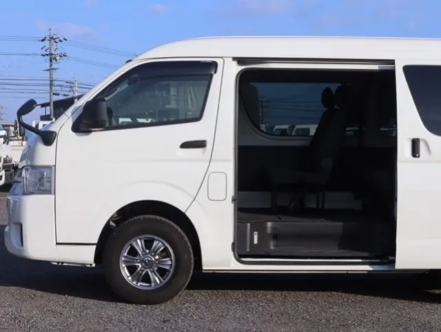 トヨタ ハイエース 3BA-TRH219W(4WD)の写真10