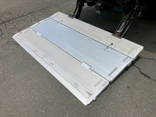 三菱 キャンター 2PG-FEB80(2WD)の写真8