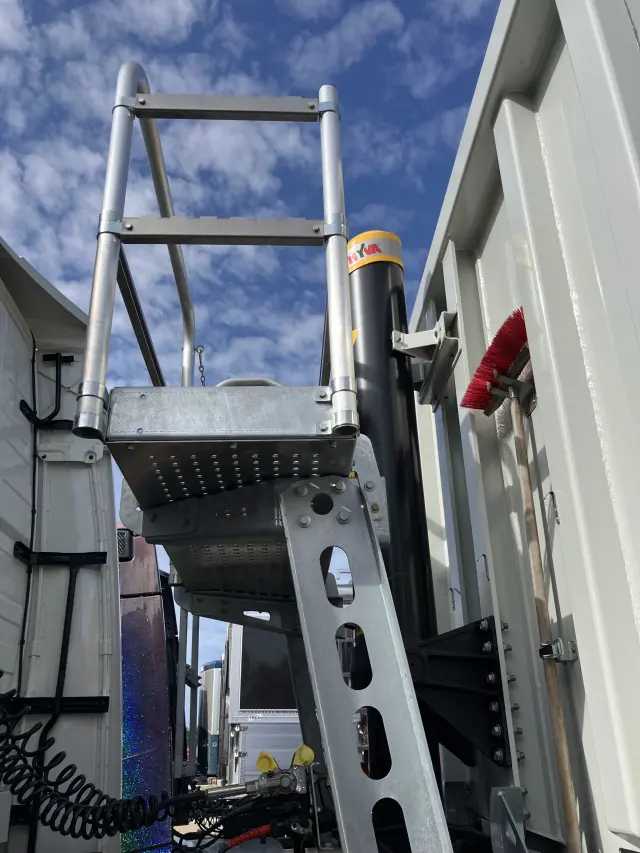 ZASLAW【ザスワフ】 50立米 ダンプトレーラー 不明(未入力/関係無)の写真3