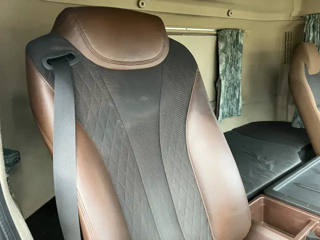 日野 プロフィア 2DG-FW1AHG(8x4)の写真47