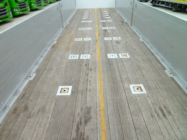 いすゞ ギガ 2PG-CYL77C(6x2)の写真13