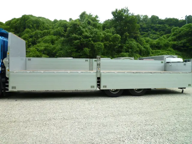 いすゞ ギガ 2PG-CYL77C(6x2)の写真15