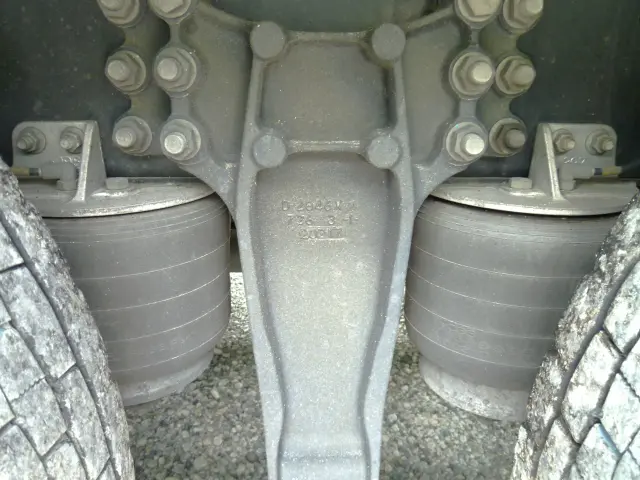 いすゞ ギガ 2PG-CYL77C(6x2)の写真48