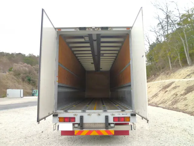 いすゞ ギガ 2PG-CYJ77C(8x4)の写真11