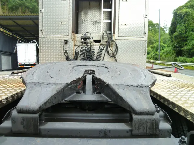 いすゞ ギガ 2DG-EXZ52CK(6x4)の写真16