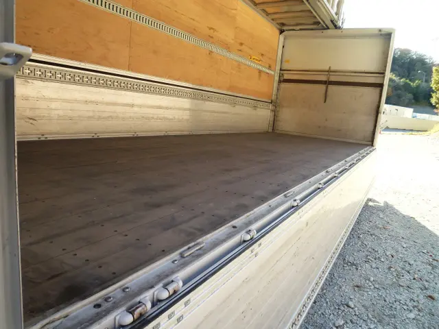 いすゞ フォワード 2RG-FTR90V2(2WD)の写真15