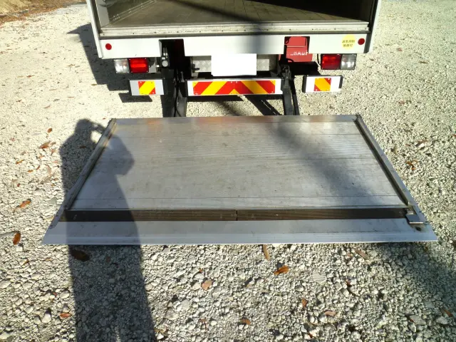 いすゞ フォワード 2RG-FTR90V2(2WD)の写真17