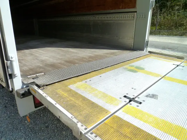 いすゞ ギガ QPG-CYJ77B(8x4)の写真25