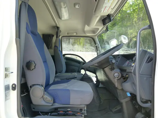 いすゞ フォワード 2RG-FRR90T2(2WD)の写真32