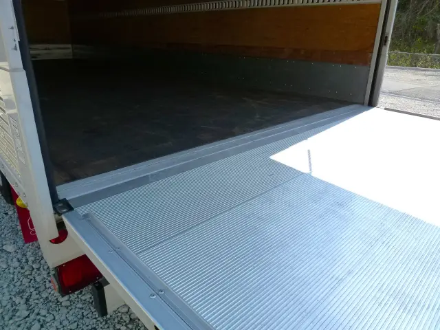 いすゞ フォワード 2RG-FRR90S2(2WD)の写真18