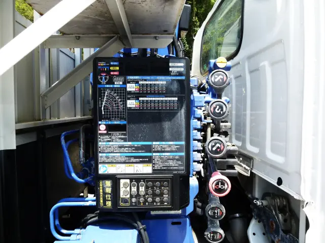 いすゞ エルフ 2RG-NKR88R(2WD)の写真24
